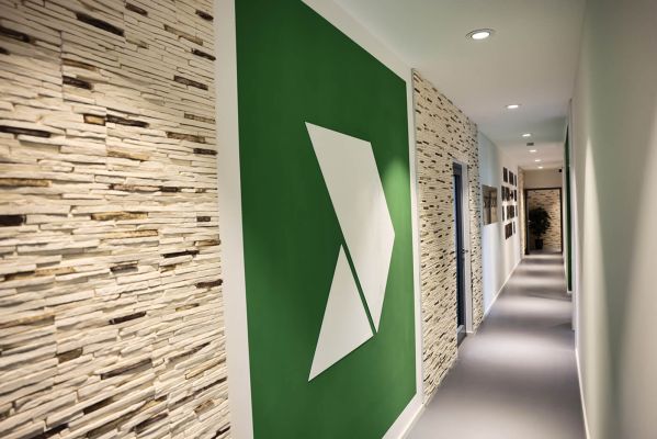 smart unit » Full-Service Digitalagentur - Agentur Inside: Flur mit Firmen-Icon im XXL Format